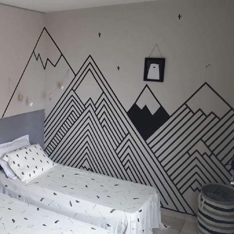 55. Decoração com fita isolante preta para quarto infantil com silhueta de montanhas – Foto: Decorando meu Alugado