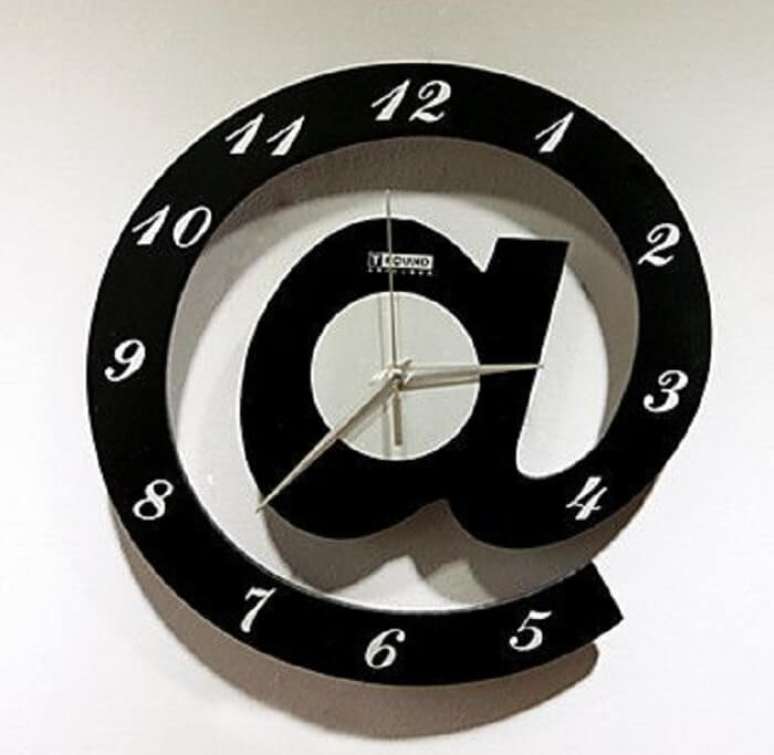 52. Que tal o desenho de um arroba para o seu relógio de parede? Fonte: Pinterest