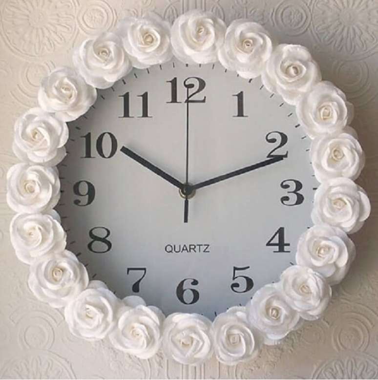 54. Relógio com acabamento feito com rosas brancas. Fonte: Pinterest
