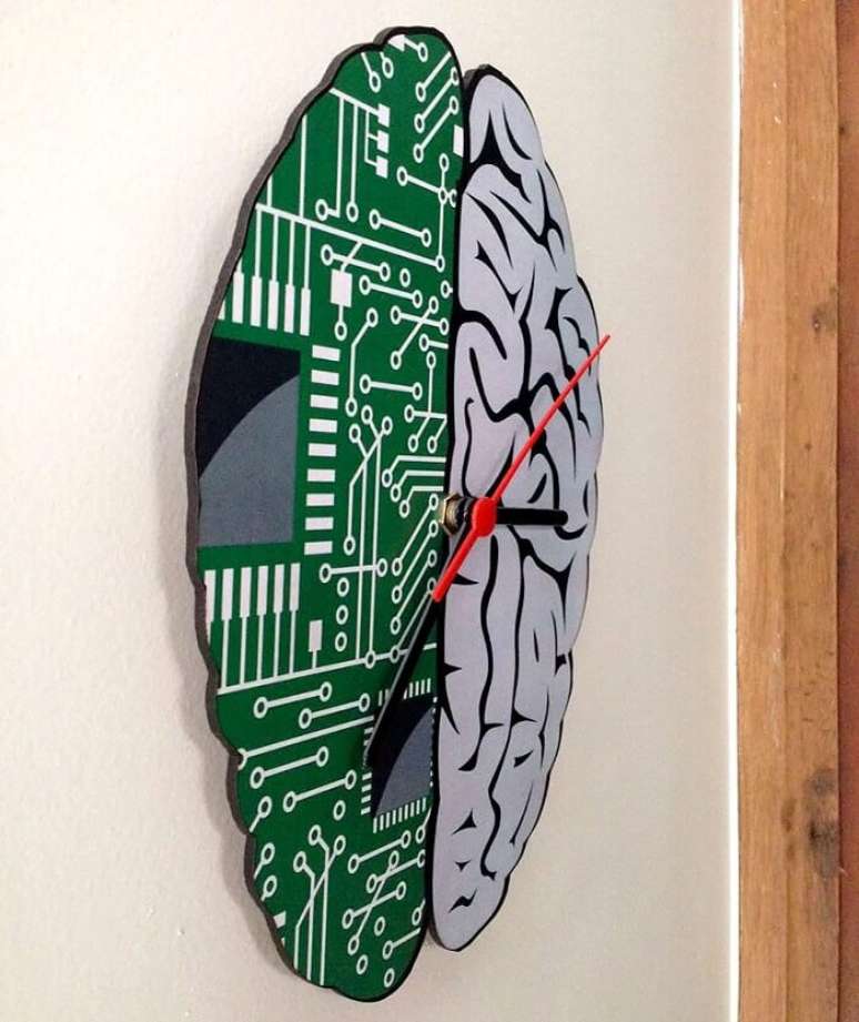 56. Rel&oacute;gio de parede com formato de c&eacute;rebro. Fonte: HF Urbanismo