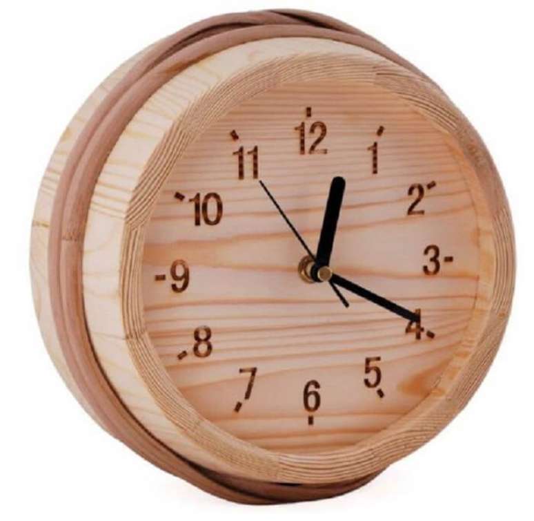 90. Relógio feito em madeira. Fonte: Pinterest