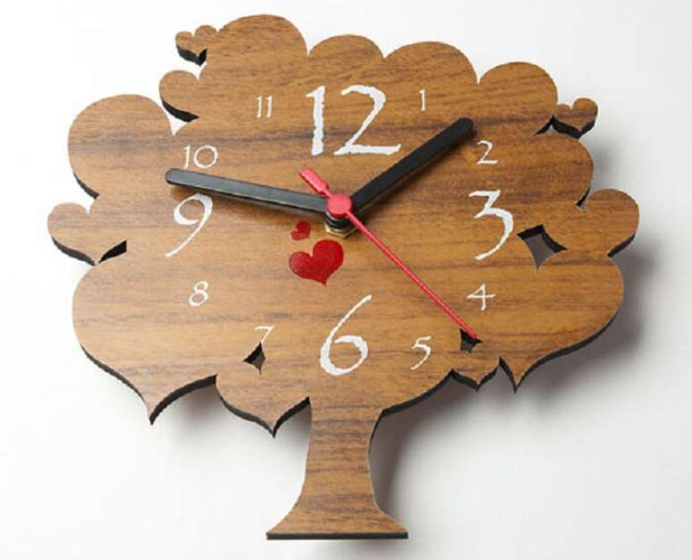 91. Rel&oacute;gio feito em madeira com formato de &aacute;rvore. Fonte: Pinterest