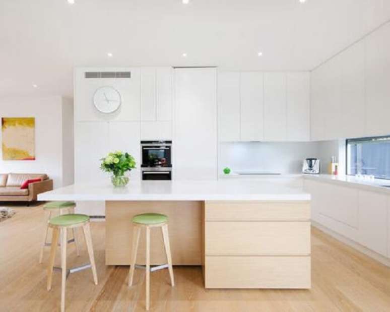 25. Rel&oacute;gio de parede branco nunca sai de moda. Fonte: Pinterest