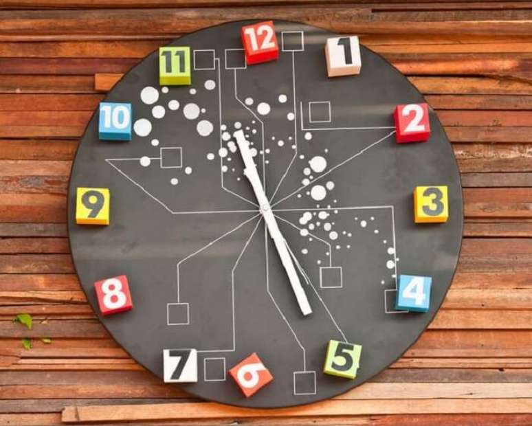 60. Rel&oacute;gio de parede colorido e criativo. Fonte: Rattanapatphoto