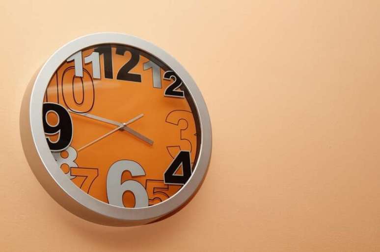 61. Relógio de parede com cor forte também se destaca na decoração do ambiente. Fonte: Shutterstock