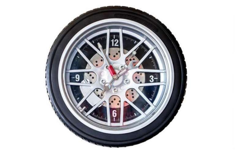 62. Relógio de parede com design criativo para os amantes de carros. Fonte: Shutterstock