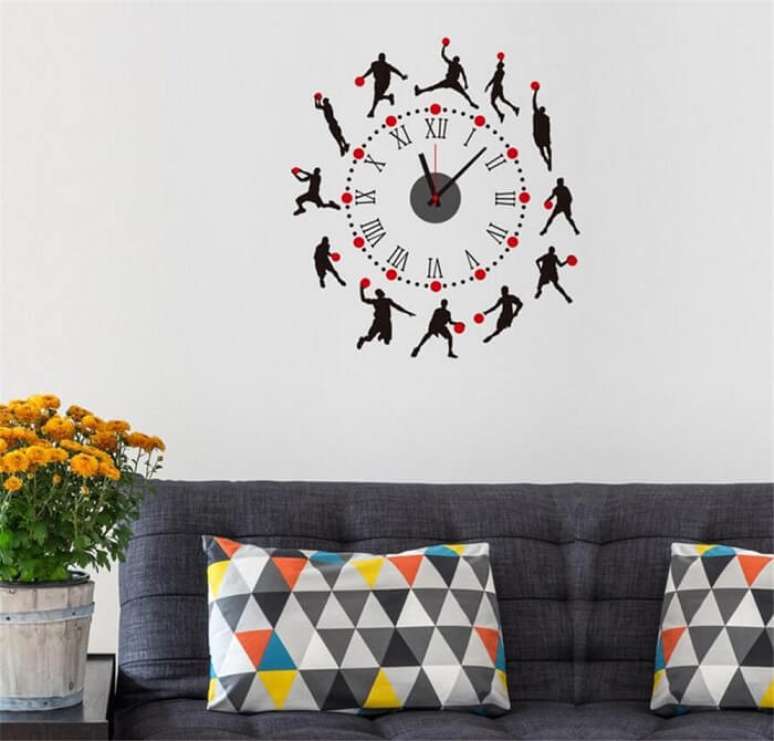 16. Relógio de parede personalizado fixado na sala de estar. Fonte: Pinterest
