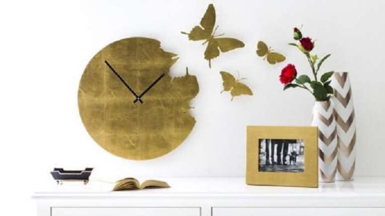 72. Relógio em tom dourado com borboletas. Fonte: Pinterest