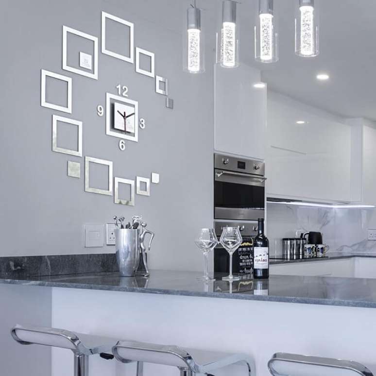 17. Rel&oacute;gio de parede feito com material espelhado. Fonte: Pinterest