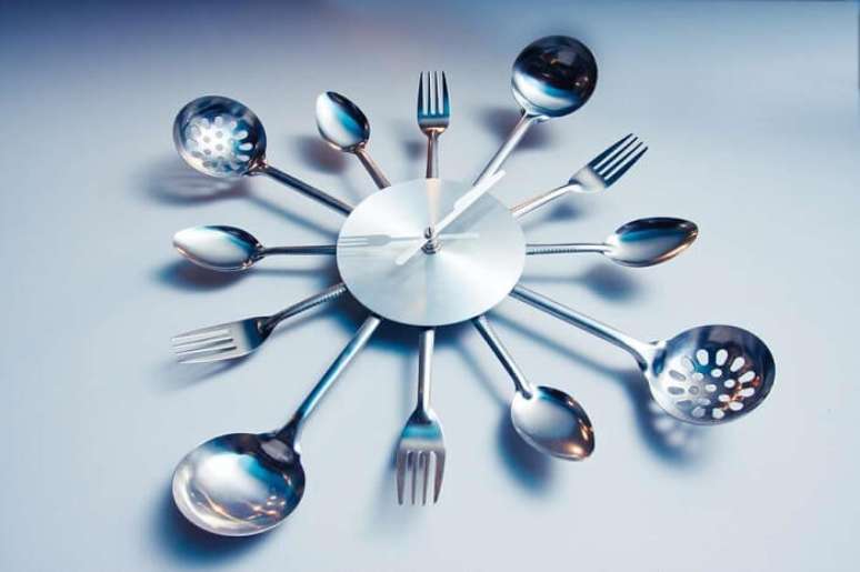 11. Rel&oacute;gio de parede feito com talheres &eacute; uma excelente pe&ccedil;a para decorar cozinhas. Fonte: Mclek