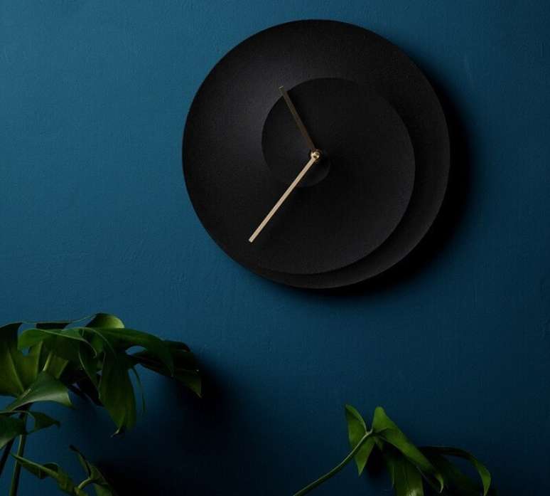 6. Rel&oacute;gio de parede feito de concreto e pintado de preto. Fonte: Pinterest