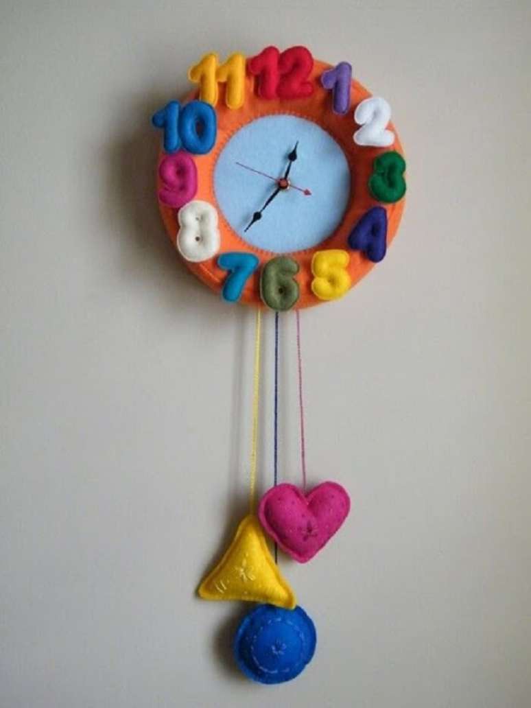 76. Relógio feito de feltro encanta a decoração do quarto das crianças. Fonte: Verefazer