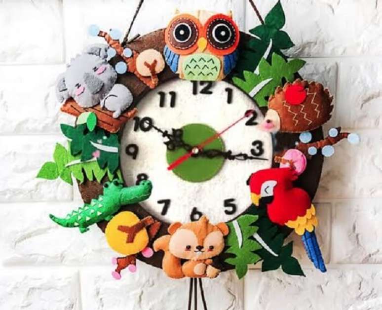 13. Rel&oacute;gio de parede diferente feito em feltro. Fonte: Pinterest