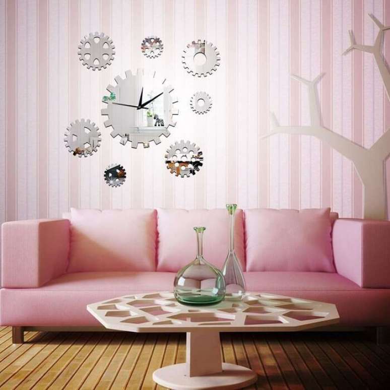 21. Rel&oacute;gio de parede feito em formato de engrenagem. Fonte: Pinterest