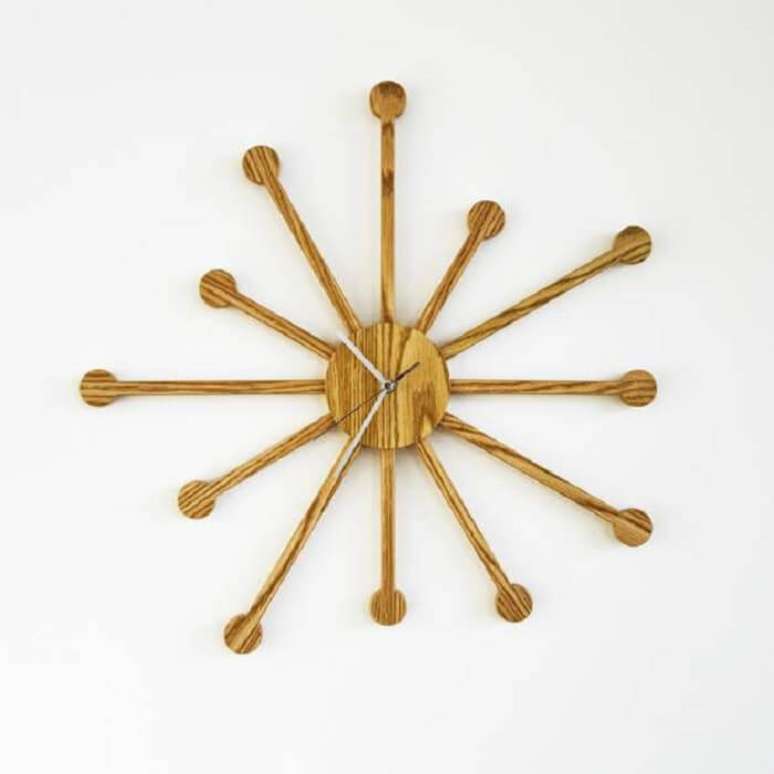 79. Rel&oacute;gio feito em madeira com estilo pontiagudo. Fonte: Yampi