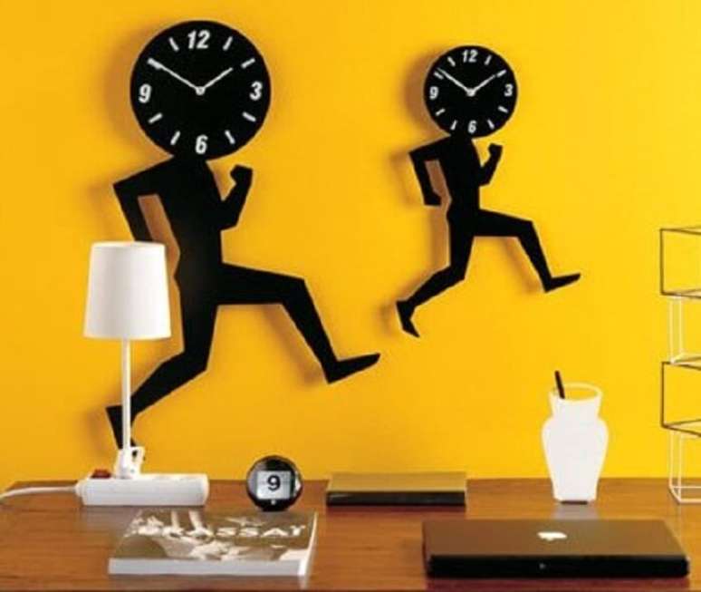 80. Relógio feito em madeira traz descontração ao ambiente. Fonte: Pinterest