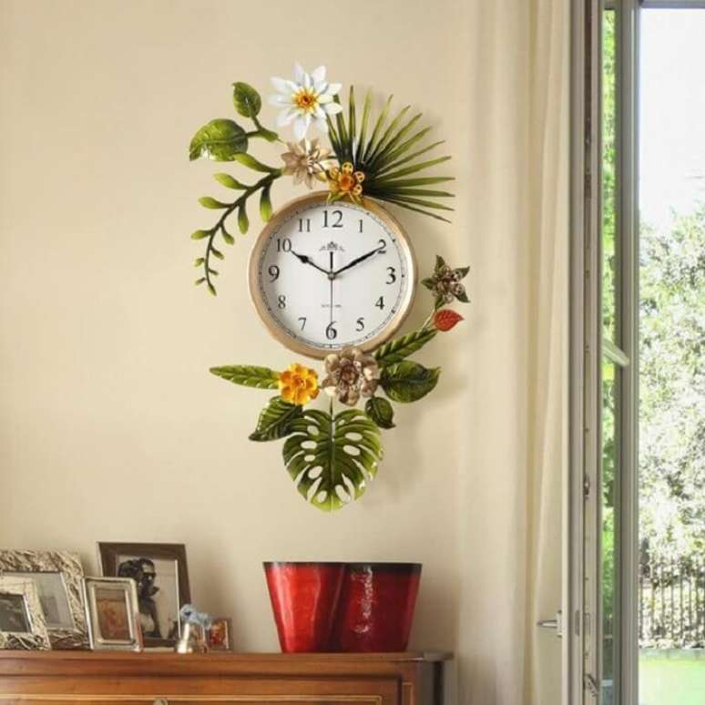 22. Relógio de parede feito em metal com detalhes florais. Fonte: Pinterest