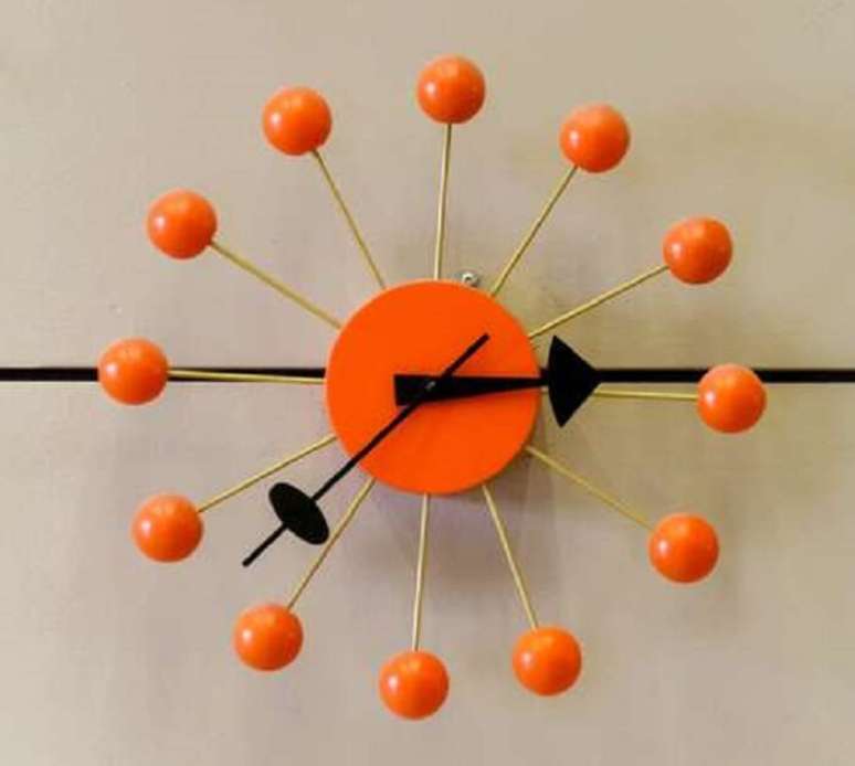 81. Rel&oacute;gio inusitado com cor chamativa traz um ar l&uacute;dico ao ambiente. Fonte: Goran Bogicevic