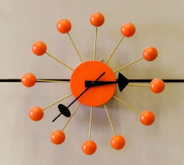 81. Relógio inusitado com cor chamativa traz um ar lúdico ao ambiente. Fonte: Goran Bogicevic