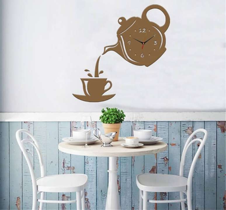 24. Rel&oacute;gio de parede para cozinha em formato de bule. Fonte: Pinterest