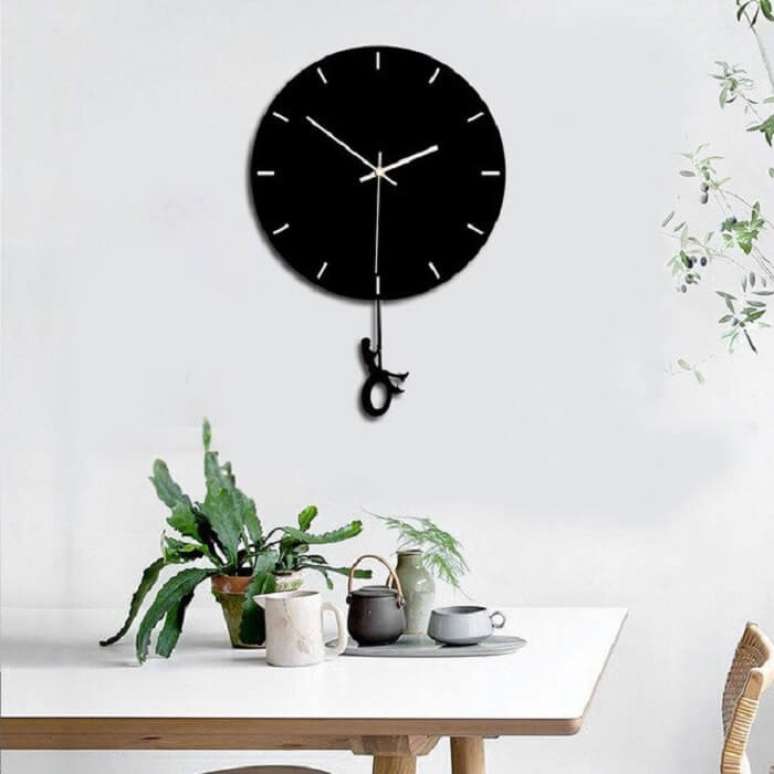 83. Relógio preto com design delicado e criativo. Fonte: Pinterest