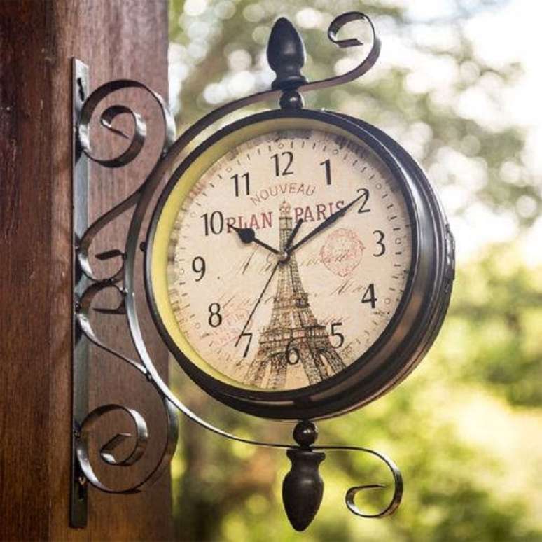 5. Rel&oacute;gio de parede antigo com dupla face. Fonte: Pinterest