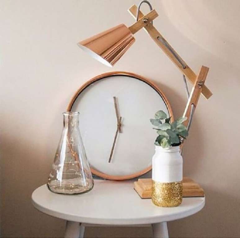 86. Rel&oacute;gio de parede Rose Gold. Fonte: Pinterest