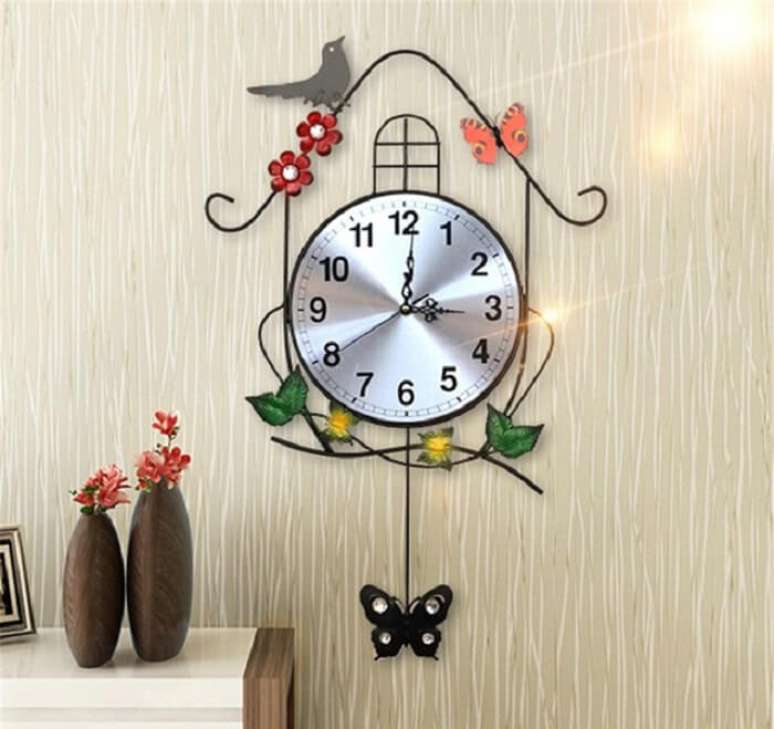 94. Rel&oacute;gio de parede digital com design met&aacute;lico. Fonte: Pinterest