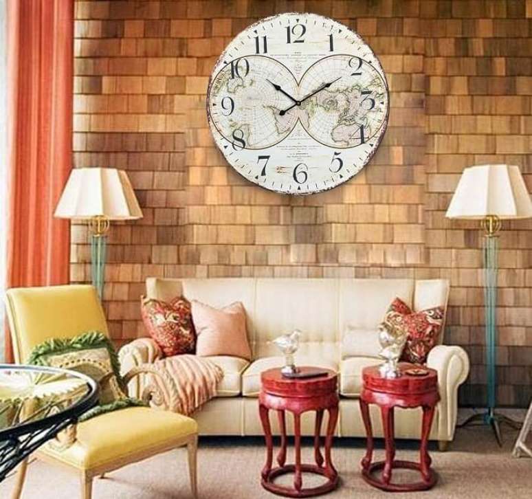 96. Sala de estar com relógio de parede retrô feito em madeira. Fonte: Pinterest