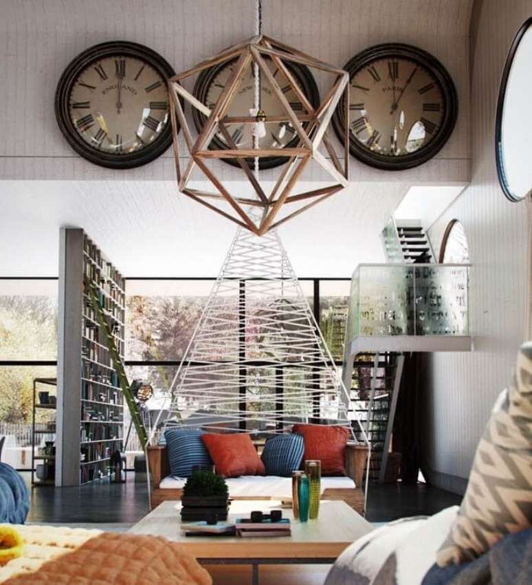 97. Sala de estar com rel&oacute;gios de parede gigante. Fonte: Pinterest