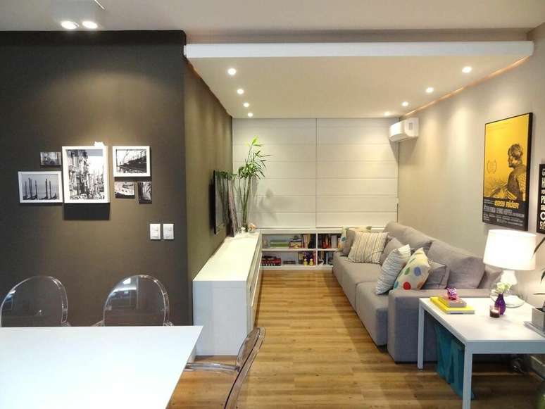 25. O cinza &eacute; uma cor muito utilizada no sof&aacute; para apartamento. Projeto de Ma&iacute;ra Schaffer