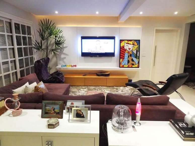 9. A escolha adequada do sof&aacute; para apartamento pode mudar toda a sala. Projeto de Maira Schaffer