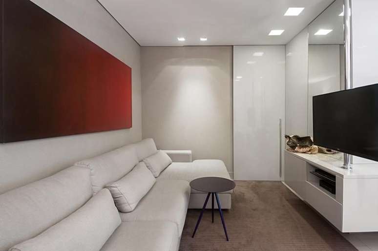 23. Este sof&aacute; para apartamento parece muito maior do que realmente &eacute; por conta da harmoniza&ccedil;&atilde;o no c&ocirc;modo. Projeto de Jaqueline Frauches