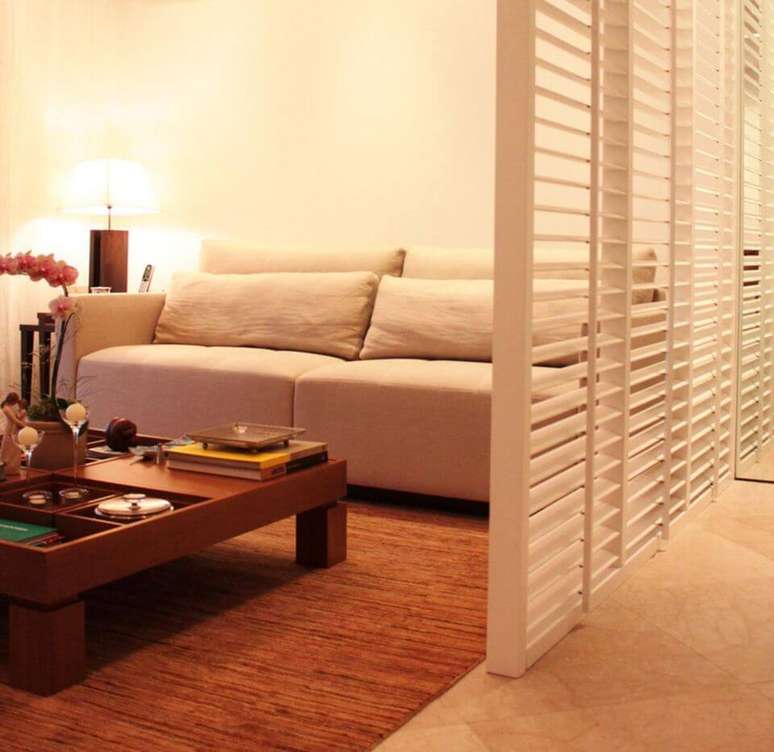 34. O sof&aacute; para apartamento pode ser mais neutro e assim dar espa&ccedil;o a outros itens. Projeto de Mallemont Arquitetura