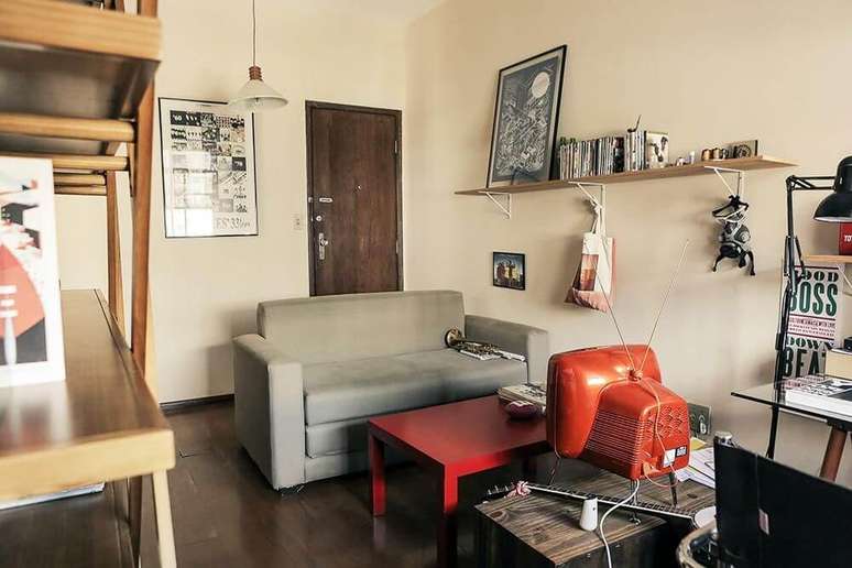 16. Esta sala &eacute; pequena e usa um sof&aacute; para apartamento simples. Projeto de Casa Aberta