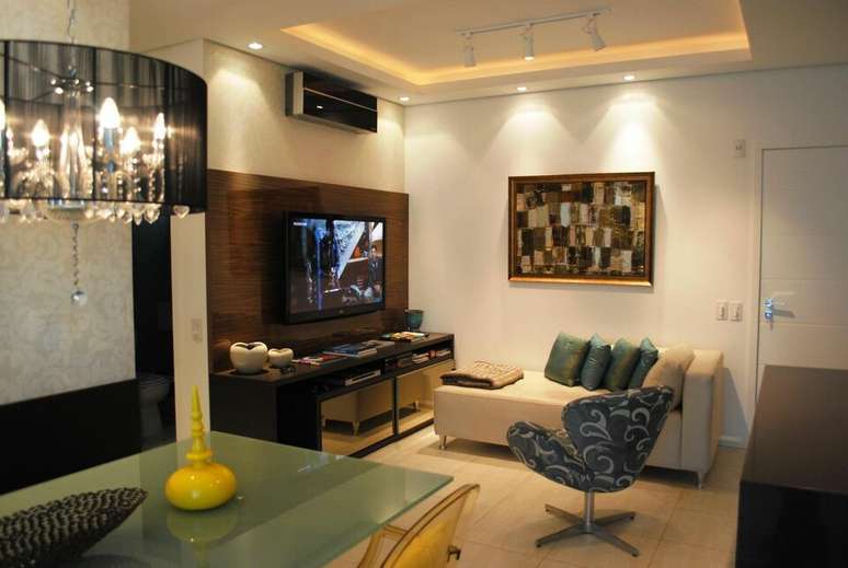 30. O sof&aacute; para apartamento pode se assemelhar a um div&atilde;. Projeto de Gabriel Hering