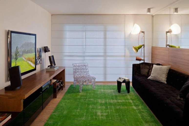 33. O sof&aacute; para apartamento preto tamb&eacute;m faz toda a diferen&ccedil;a. Projeto de Juliana Santana