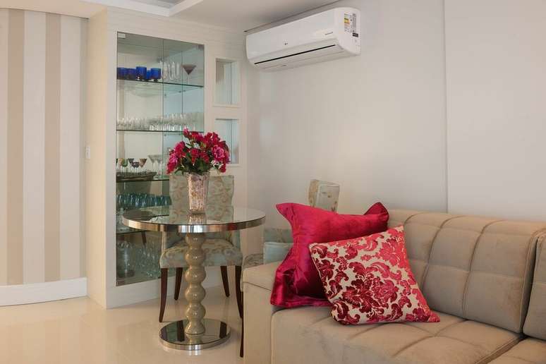 15. O sof&aacute; para apartamento pode estar em um im&oacute;vel cl&aacute;ssico. Projeto de Melissa Bulla Baron