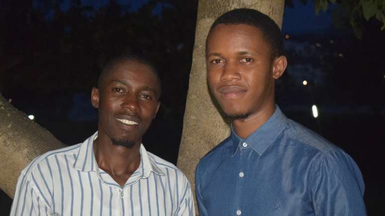 Ren&eacute; e seu irm&atilde;o mais novo Fabrice, que foi trazido de volta para casa por sua meia-irm&atilde;, se reuniram em 2012