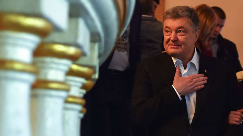 Petro Poroshenko foi al&ccedil;ado ao poder ap&oacute;s queda de governo pr&oacute;-R&uacute;ssia; ele sofreu derrota humilhante