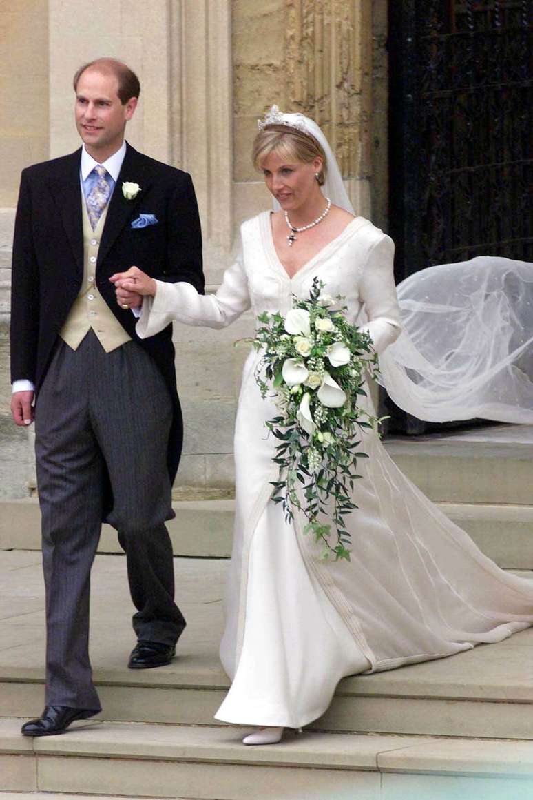 Condessa de Wessex - Sofia, a condessa de Wessex, se casou em 1999 com o príncipe Edward usando um vestido desenhado por Samantha Shaw. O modelo era de mangas longas, com decote e V e com 325 mil pedras e pérolas bordados. O modelo também tinha uma cauda de tule saindo da cintura, mesmo tecido do véu. A tiara é do acervo pessoal da rainha Elizabeth