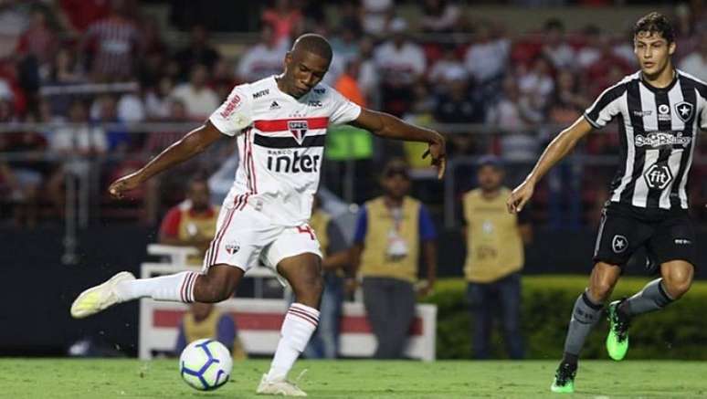 Toró em ação pelo São Paulo contra o Botafogo