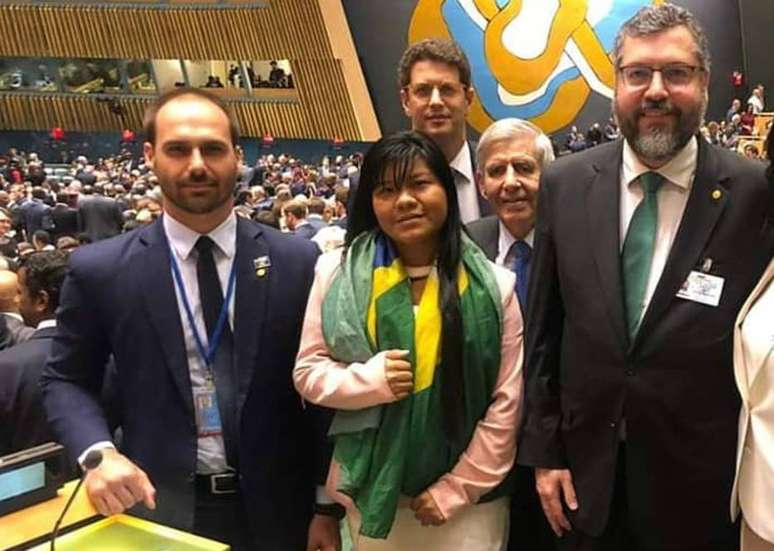 Ysani Kalapalo (centro) na Assembleia-Geral da ONU, acompanhada de Eduardo Bolsonaro, o ministro Ricardo Salles, o general Augusto Heleno e o chanceler Ernesto Araújo