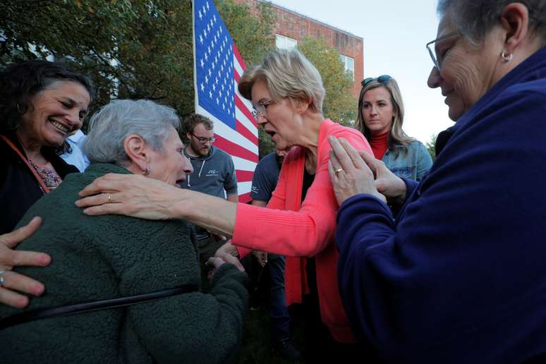 Senadora Elizabeth Warren cumprimenta populares durante evento de campanha em New Hampshire
25/09/2019
REUTERS/Brian Snyder