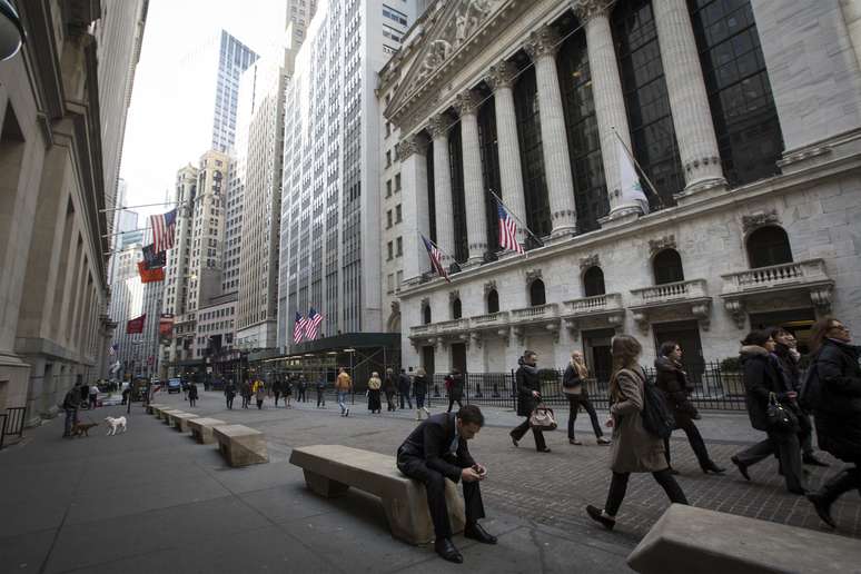 Pedestres caminham por distrito financeiro e empresarial de Nova York, EUA
11/03/2014
REUTERS/Brendan McDermid