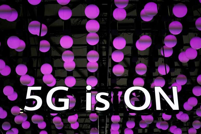 Propaganda sobre rede 5G em estande da Huawei  durante feira Mobile World Congress, na China. 28/6/2019. REUTERS/Aly Song