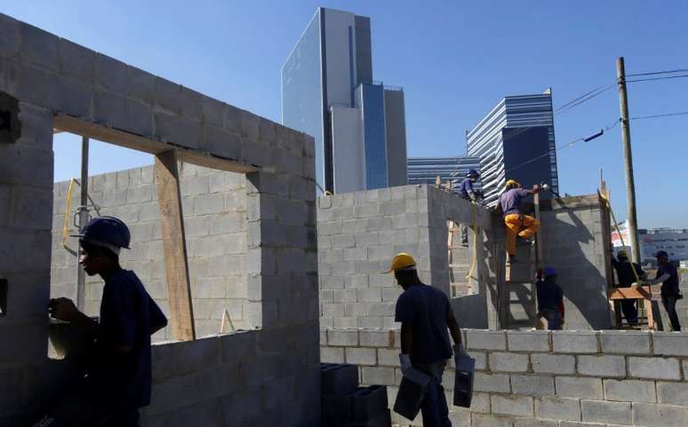 Construção de residências no Rio de Janeiro 
17/06/2016
REUTERS/Ricardo Moraes