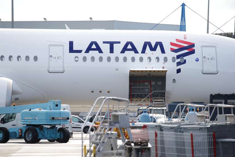 Logotipo da Latam Airlines em aeronave estacionada no aeroporto de Toulouse, Fran&ccedil;a. 6/11/2018. REUTERS/Regis Duvignau 