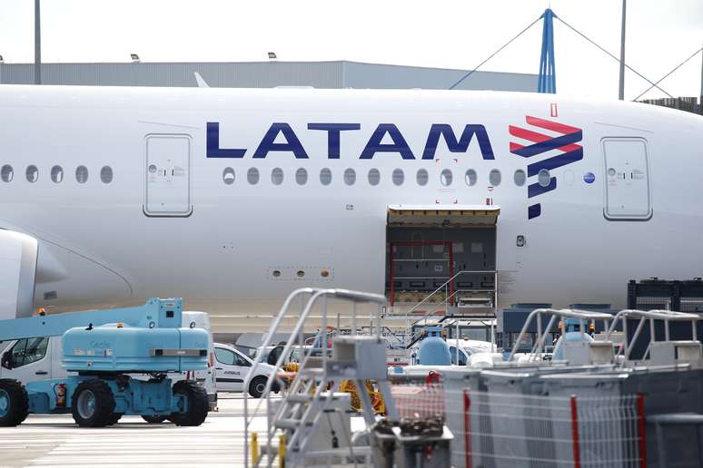 Avião da Latam estacionado no aeroporto de Toulouse, na França