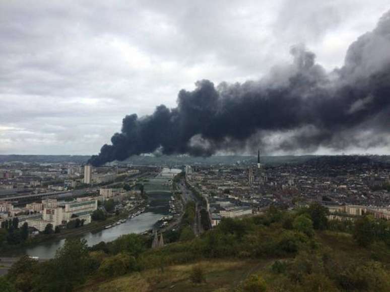 Incêndio em fábrica química na França deixa rio Sena em risco